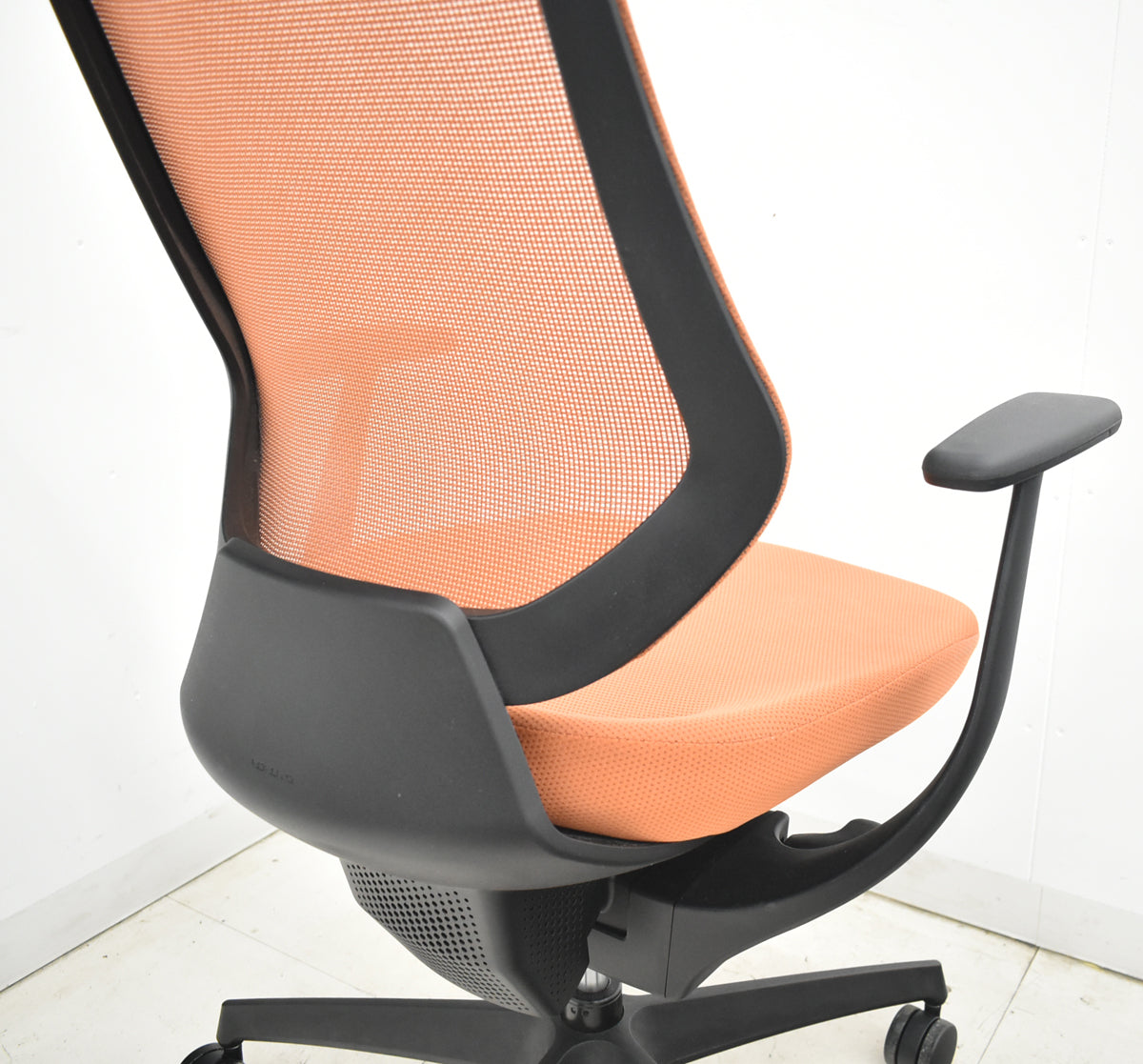 【中古】コクヨ　イング　可動肘　バーチカルタイプ　ハンガー　2020年製　ソフトテラコッタ　2026031602【中古オフィス家具】