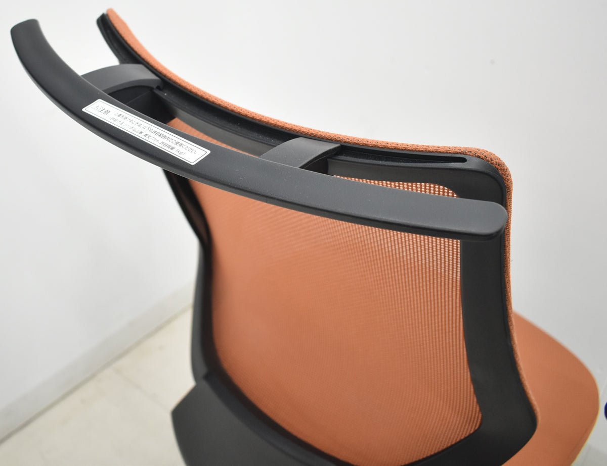 【中古】コクヨ　イング　可動肘　バーチカルタイプ　ハンガー　2020年製　ソフトテラコッタ　2026031602【中古オフィス家具】