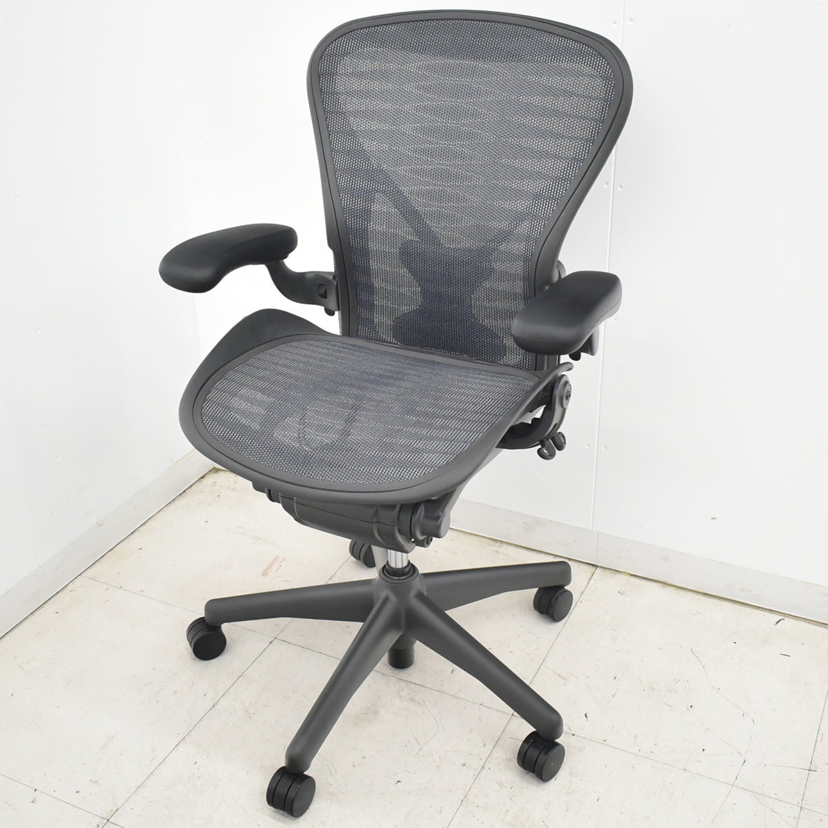 【中古】ハーマンミラー　アーロンチェア　Bサイズ　フル装備　ポスチャーフィット　タキシードメッシュ　2026031604　【中古オフィス家具】