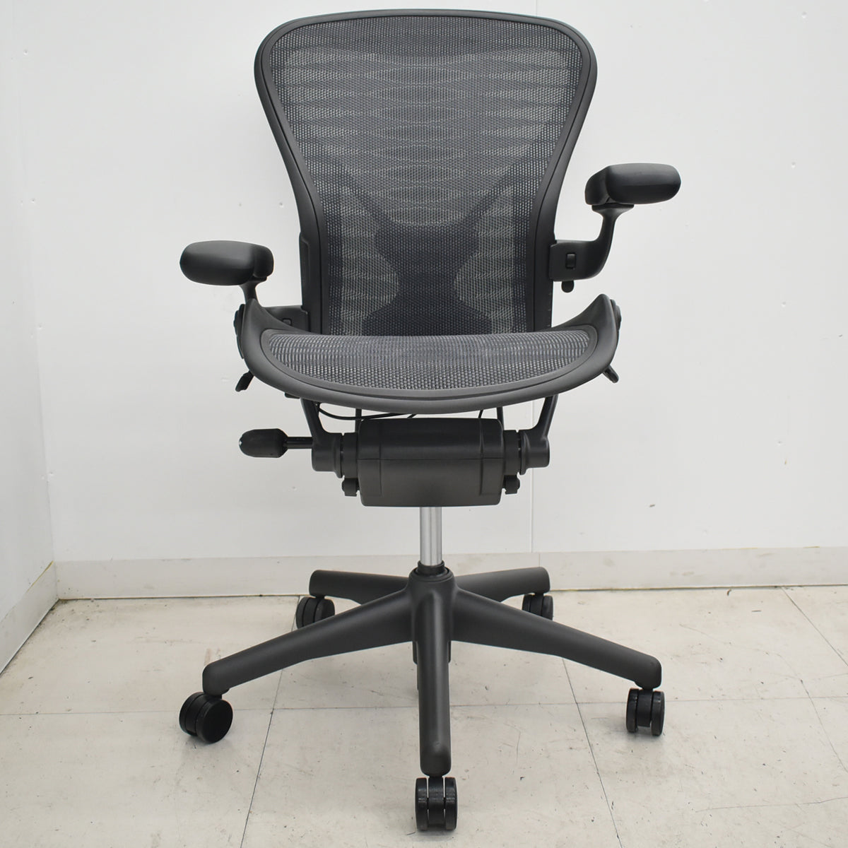 【中古】ハーマンミラー　アーロンチェア　Bサイズ　フル装備　ポスチャーフィット　タキシードメッシュ　2026031604　【中古オフィス家具】