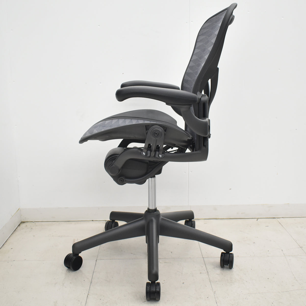 【中古】ハーマンミラー　アーロンチェア　Bサイズ　フル装備　ポスチャーフィット　タキシードメッシュ　2026031604　【中古オフィス家具】