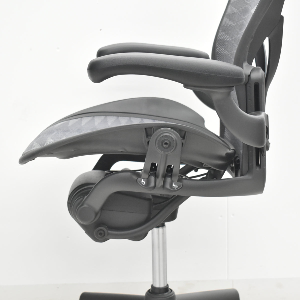 【中古】ハーマンミラー　アーロンチェア　Bサイズ　フル装備　ポスチャーフィット　タキシードメッシュ　2026031604　【中古オフィス家具】