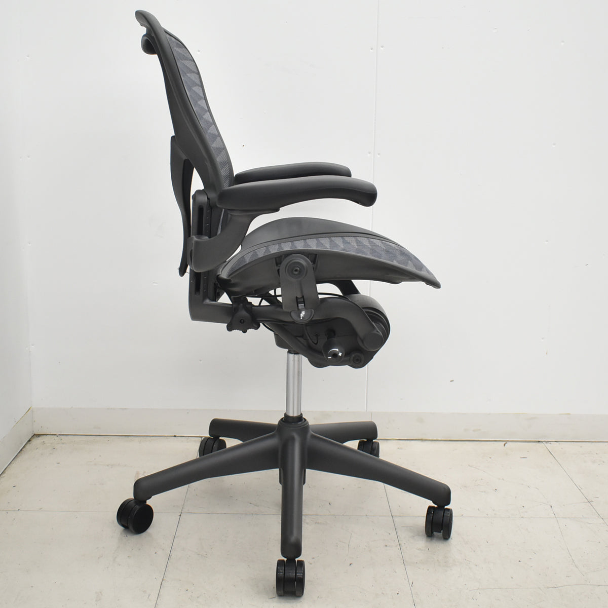 【中古】ハーマンミラー　アーロンチェア　Bサイズ　フル装備　ポスチャーフィット　タキシードメッシュ　2026031604　【中古オフィス家具】