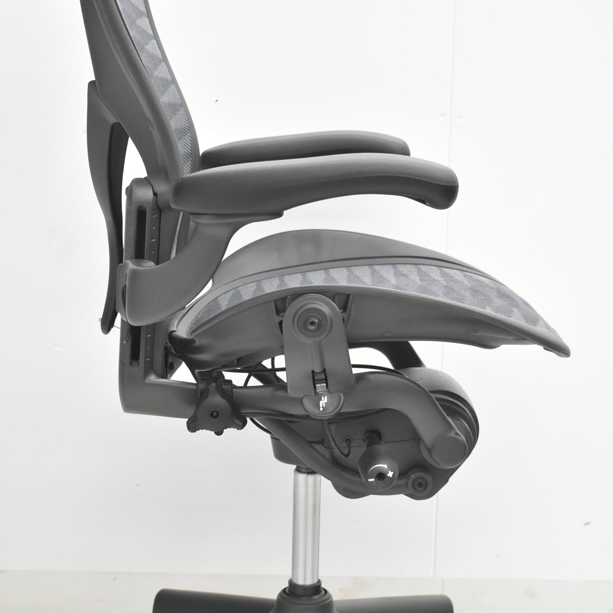 【中古】ハーマンミラー　アーロンチェア　Bサイズ　フル装備　ポスチャーフィット　タキシードメッシュ　2026031604　【中古オフィス家具】