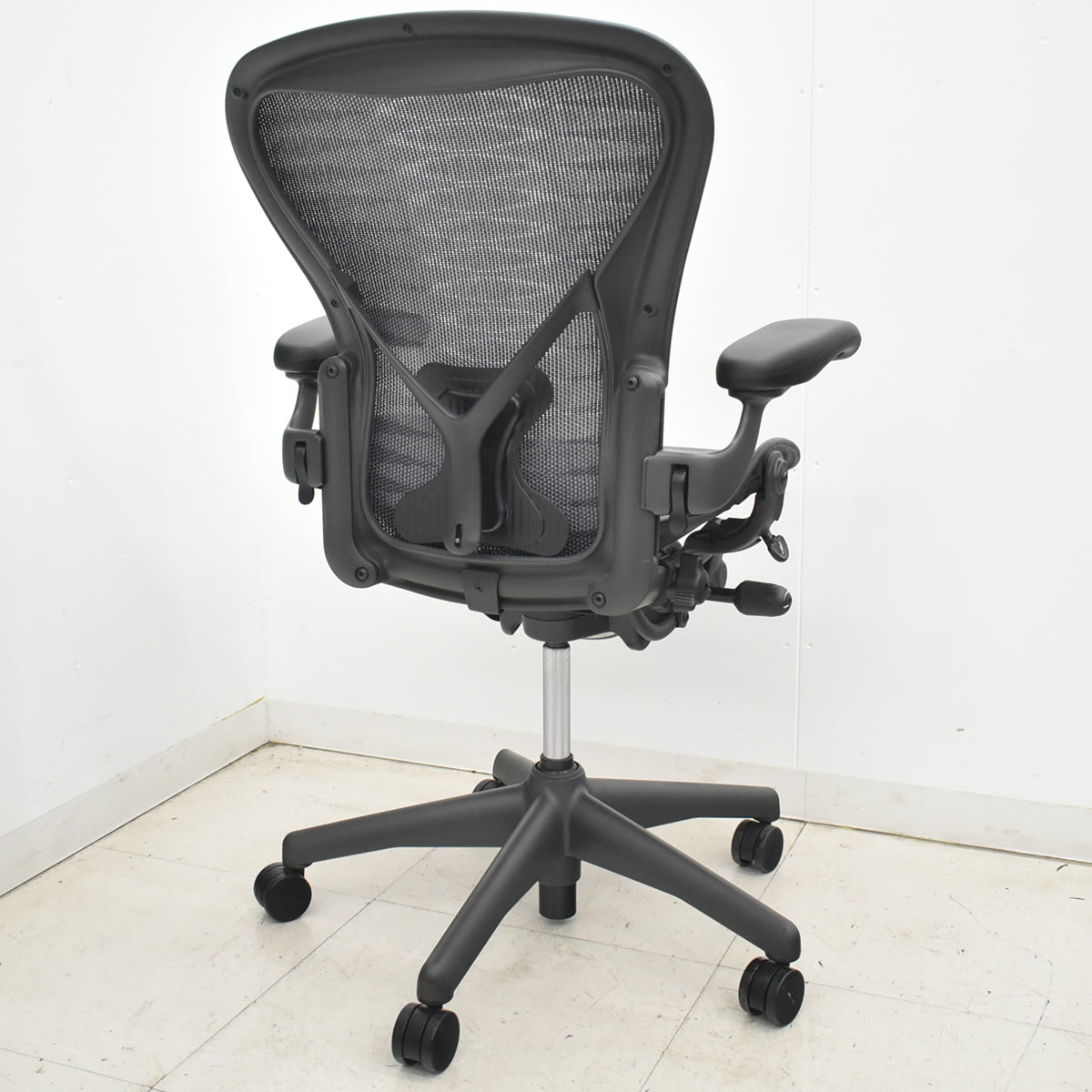 【中古】ハーマンミラー　アーロンチェア　Bサイズ　フル装備　ポスチャーフィット　タキシードメッシュ　2026031604　【中古オフィス家具】