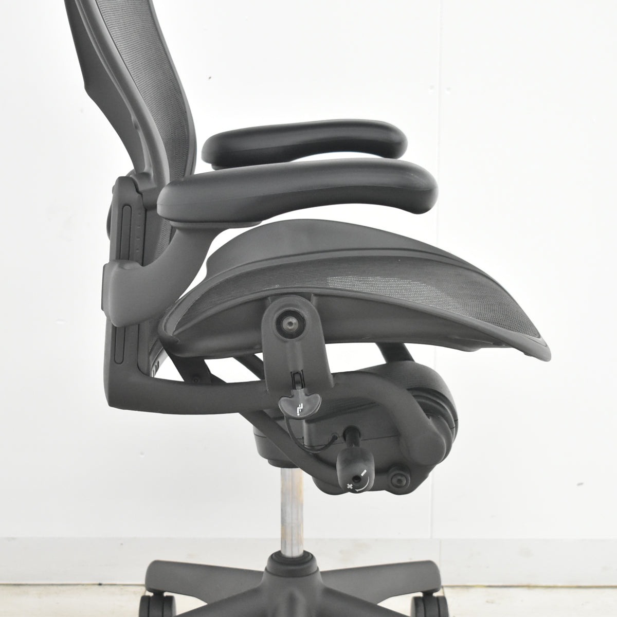 【中古】ハーマンミラー　アーロンチェア　スタンダード　Ｂサイズ　ランバーサポート　2026031701【中古オフィス家具】