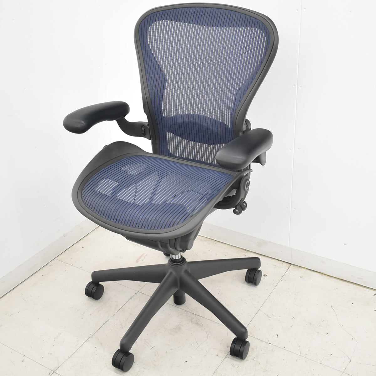 【中古】ハーマンミラー　アーロンチェア　Bサイズ　フル装備　ランバーサポート　ブルー　昇降ガス新品　2026031801【中古オフィス家具】