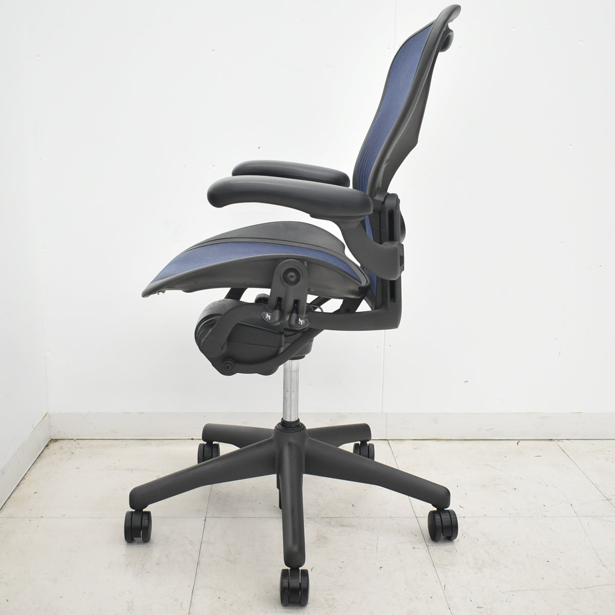 【中古】ハーマンミラー　アーロンチェア　Bサイズ　フル装備　ランバーサポート　ブルー　昇降ガス新品　2026031801【中古オフィス家具】