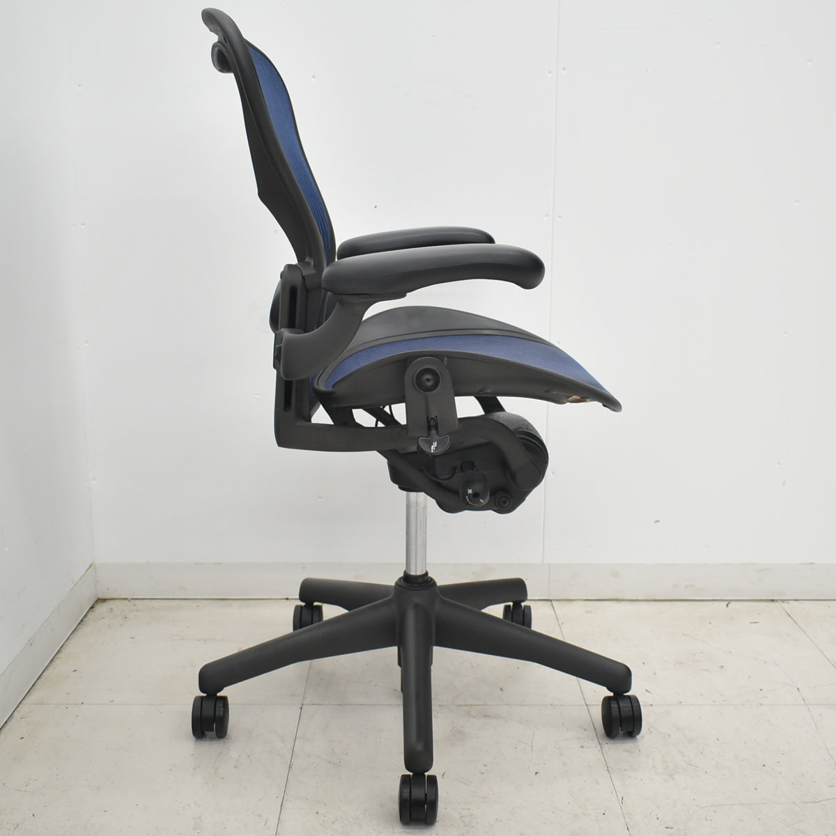 【中古】ハーマンミラー　アーロンチェア　Bサイズ　フル装備　ランバーサポート　ブルー　昇降ガス新品　2026031801【中古オフィス家具】
