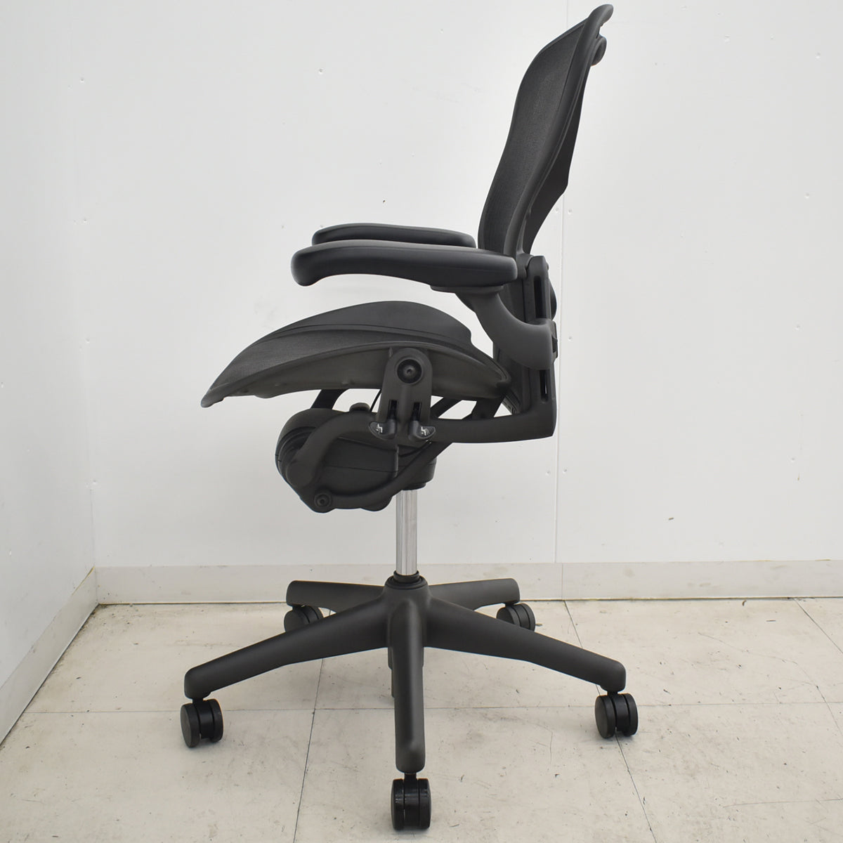 【中古】ハーマンミラー　アーロンチェア　Bサイズ　フル装備　ランバーサポート　ブラック　2026031802【中古オフィス家具】