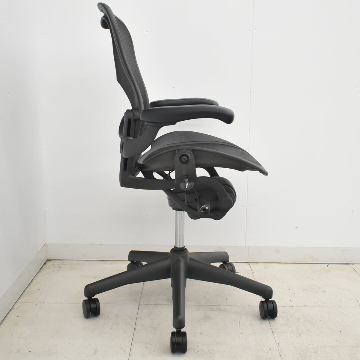 【中古】ハーマンミラー　アーロンチェア　Bサイズ　フル装備　ランバーサポート　ブラック　2026031802【中古オフィス家具】