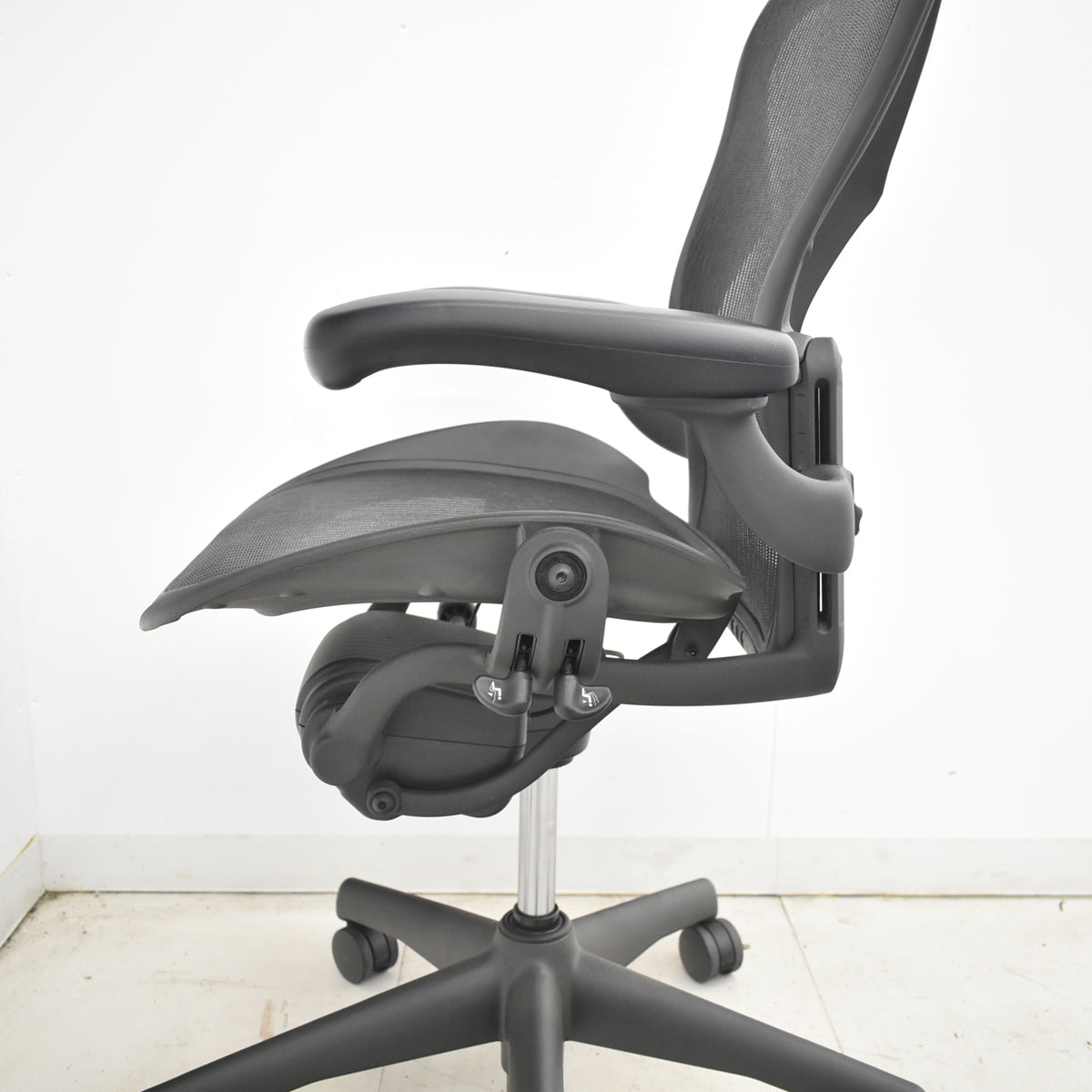 【中古】ハーマンミラー　アーロンチェア　Bサイズ　フル装備　ランバーサポート　ブラック　2026031802【中古オフィス家具】