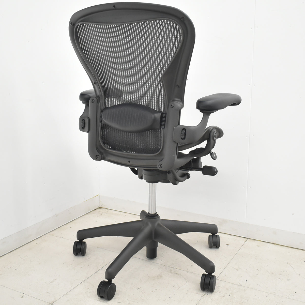 【中古】ハーマンミラー　アーロンチェア　Bサイズ　フル装備　ランバーサポート　ブラック　2026031802【中古オフィス家具】