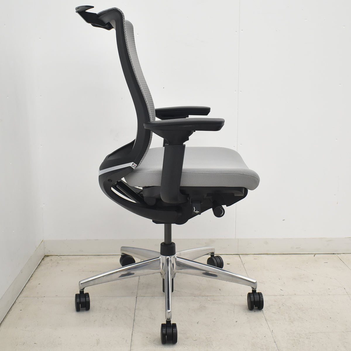 【中古】コクヨ　ベゼル　可動肘（クランクスライドアーム）ハンガー　ポリッシュ　2024年製　グレー　2026031902【中古オフィス家具】