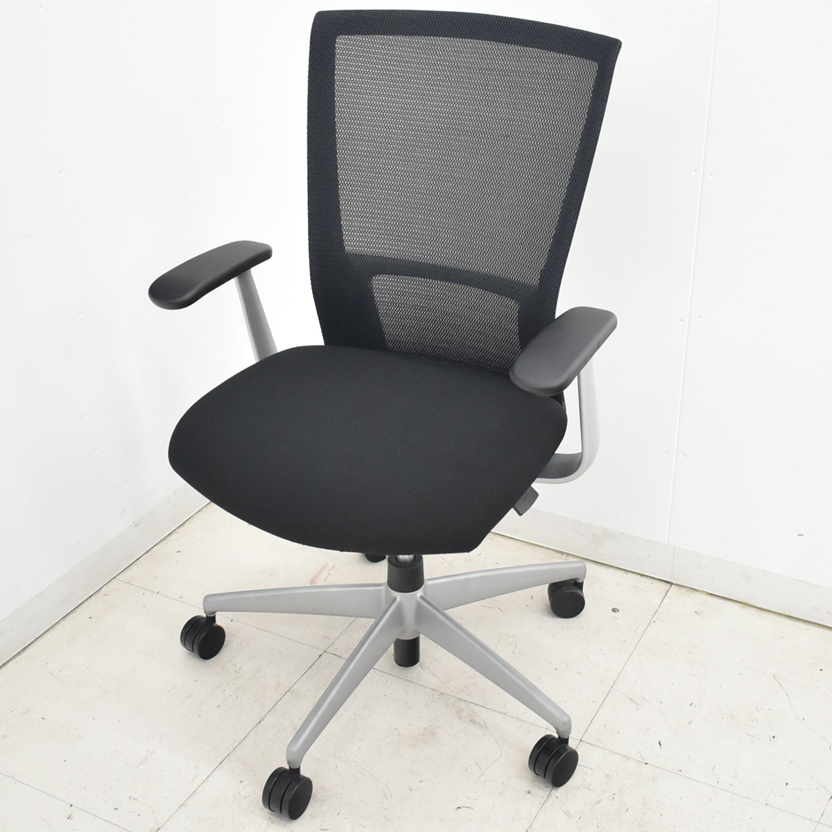 【中古】 コクヨ　フォスターカリノ　固定肘　シルバー脚　ブラック　2026031903【中古オフィス家具】
