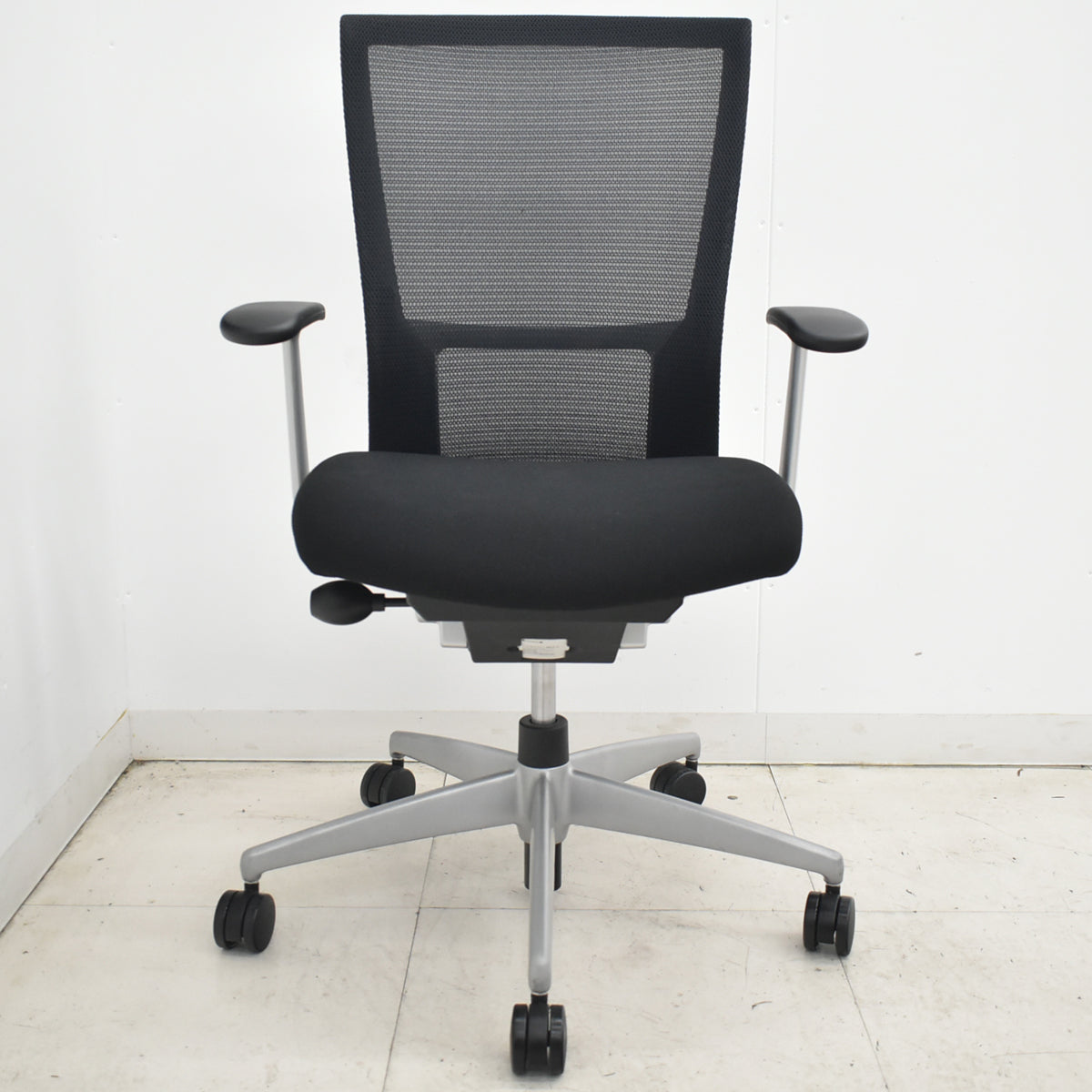 【中古】 コクヨ　フォスターカリノ　固定肘　シルバー脚　ブラック　2026031903【中古オフィス家具】
