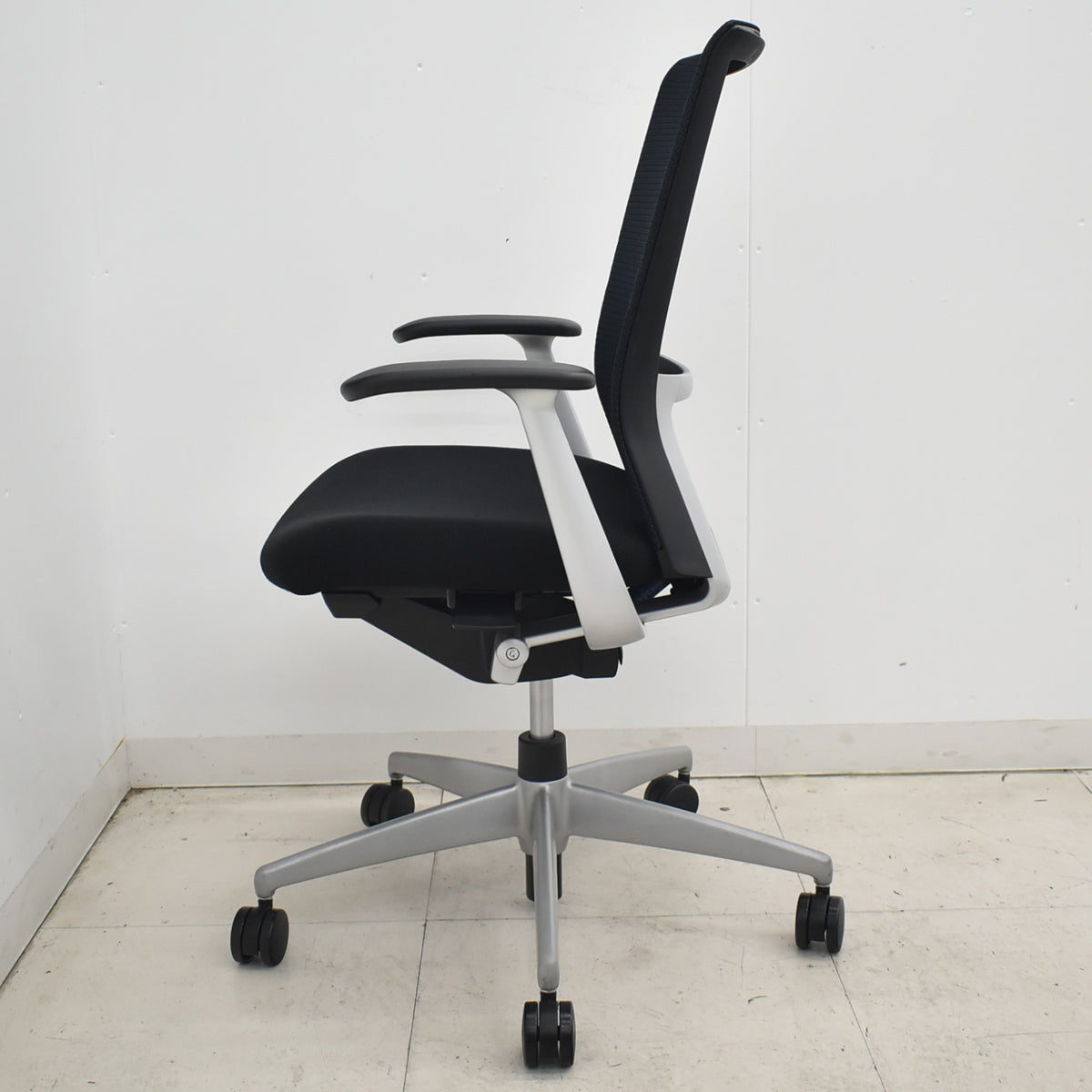 【中古】 コクヨ　フォスターカリノ　固定肘　シルバー脚　ブラック　2026031903【中古オフィス家具】