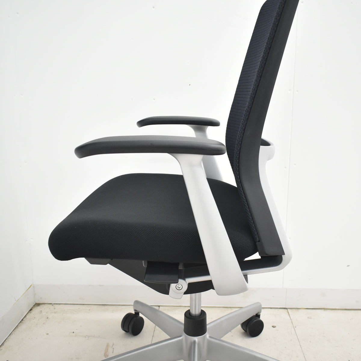 【中古】 コクヨ　フォスターカリノ　固定肘　シルバー脚　ブラック　2026031903【中古オフィス家具】
