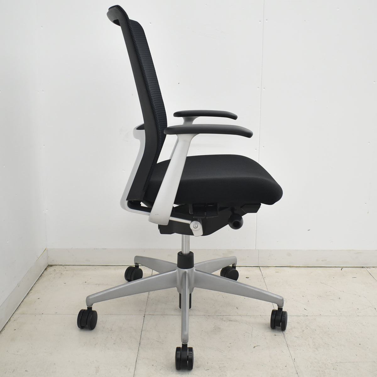 【中古】 コクヨ　フォスターカリノ　固定肘　シルバー脚　ブラック　2026031903【中古オフィス家具】