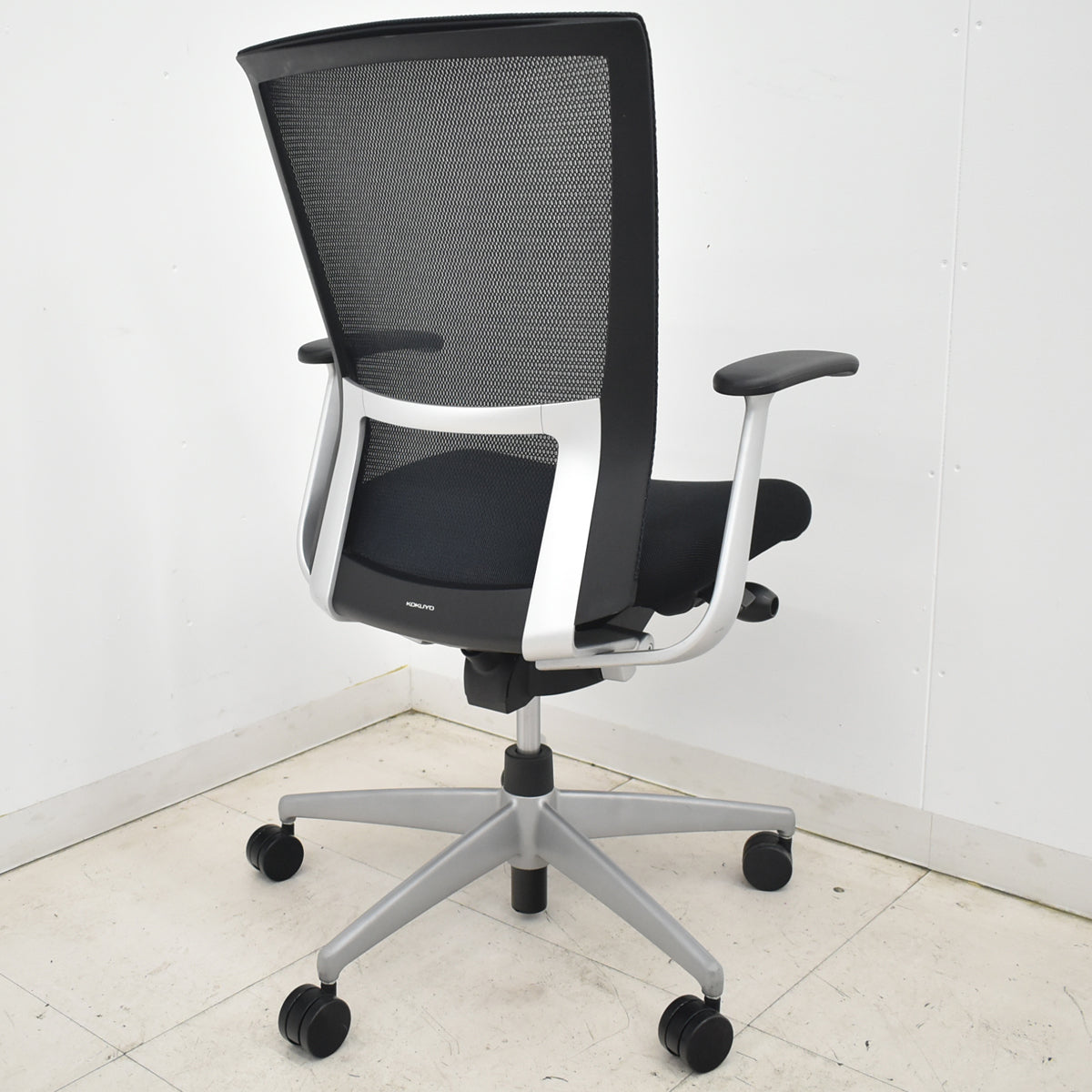 【中古】 コクヨ　フォスターカリノ　固定肘　シルバー脚　ブラック　2026031903【中古オフィス家具】