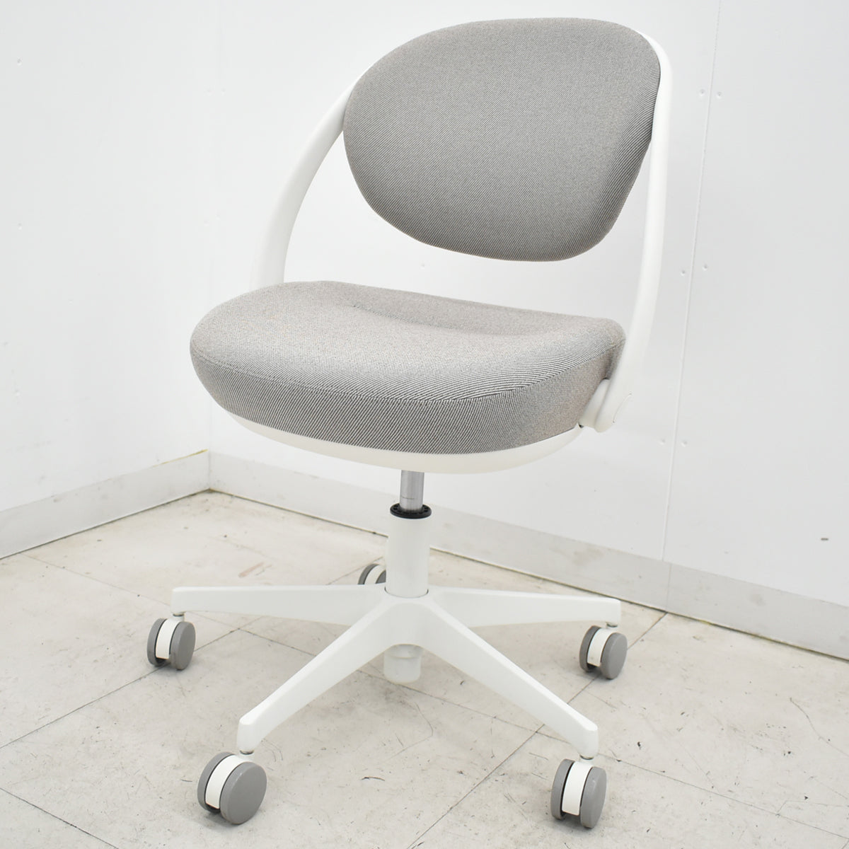 【中古】オカムラ　パラベル　スタンダード　ナイロンキャスター　2023年製　ベージュ　2026031904【中古オフィス家具】