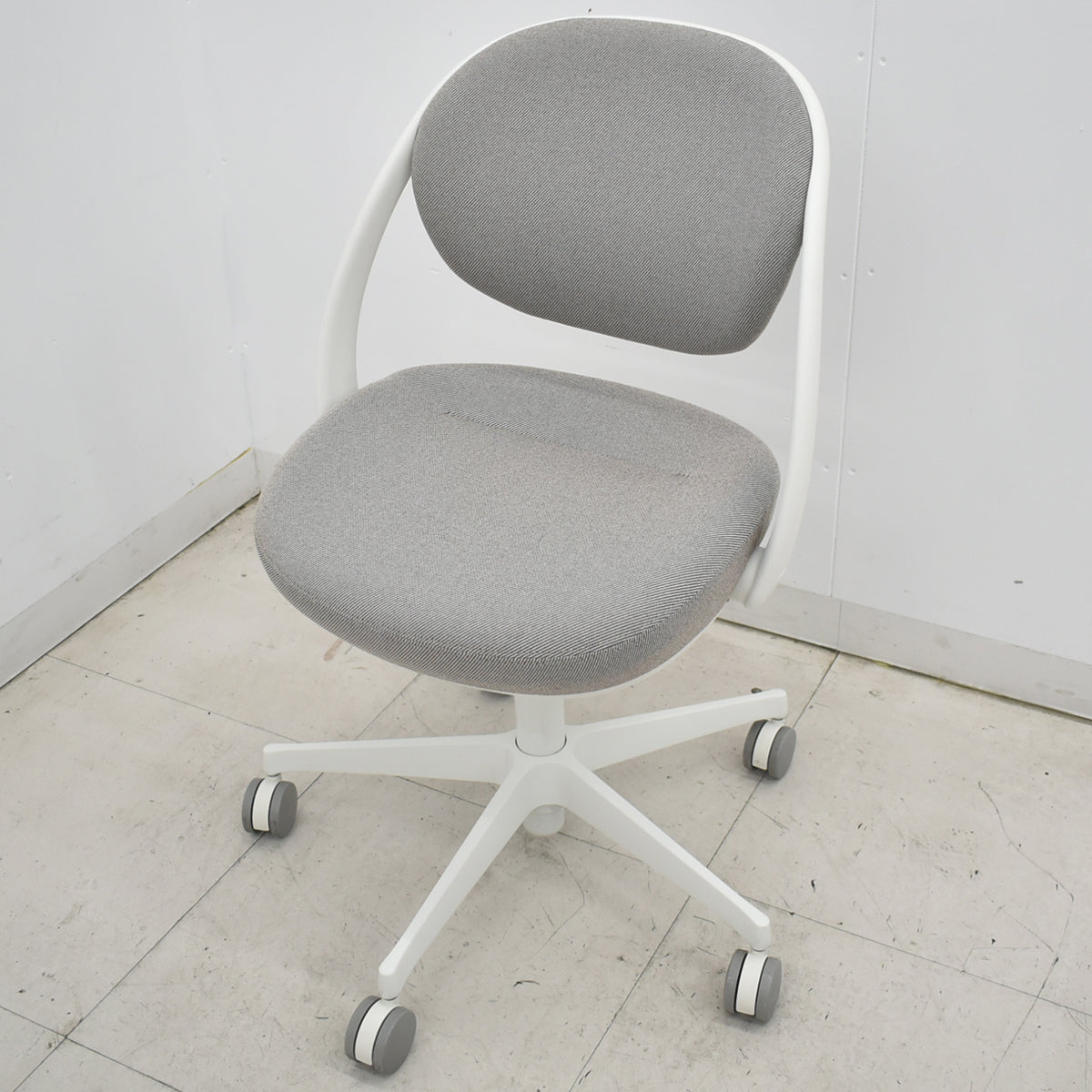 【中古】オカムラ　パラベル　スタンダード　ナイロンキャスター　2023年製　ベージュ　2026031904【中古オフィス家具】