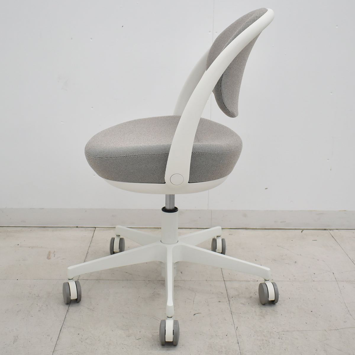 【中古】オカムラ　パラベル　スタンダード　ナイロンキャスター　2023年製　ベージュ　2026031904【中古オフィス家具】