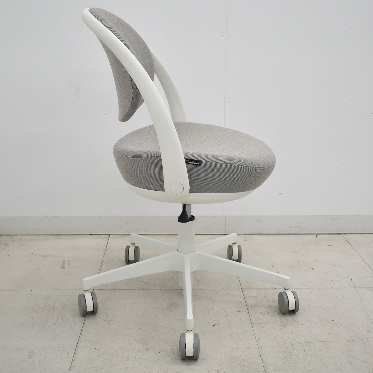 【中古】オカムラ　パラベル　スタンダード　ナイロンキャスター　2023年製　ベージュ　2026031904【中古オフィス家具】