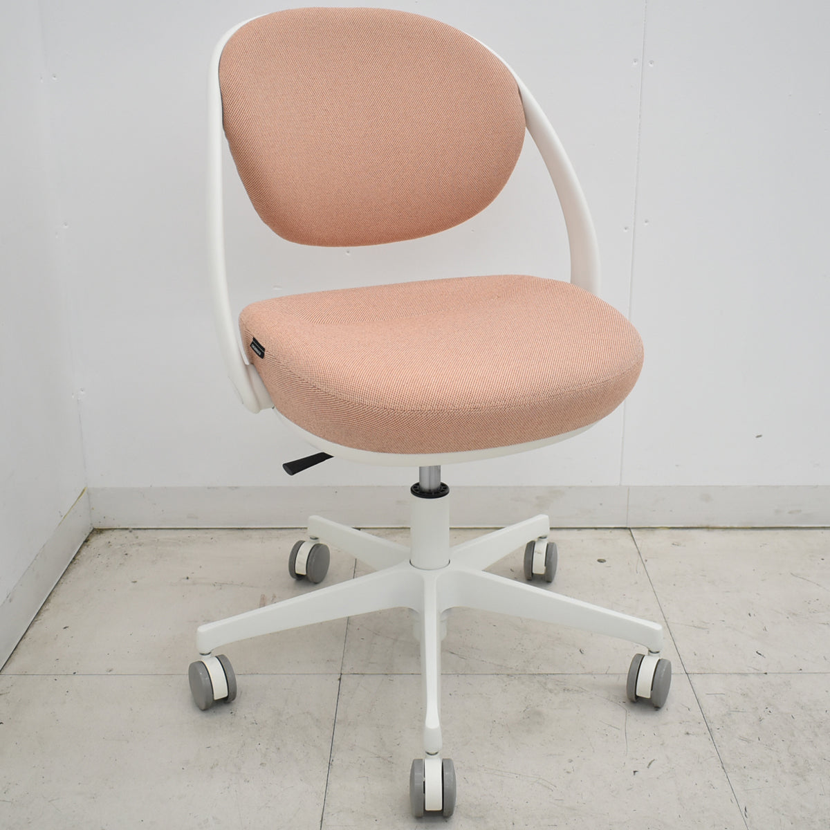 【中古】オカムラ　パラベル　スタンダード　ナイロンキャスター　2023年製　ペールピンク　2026031905【中古オフィス家具】