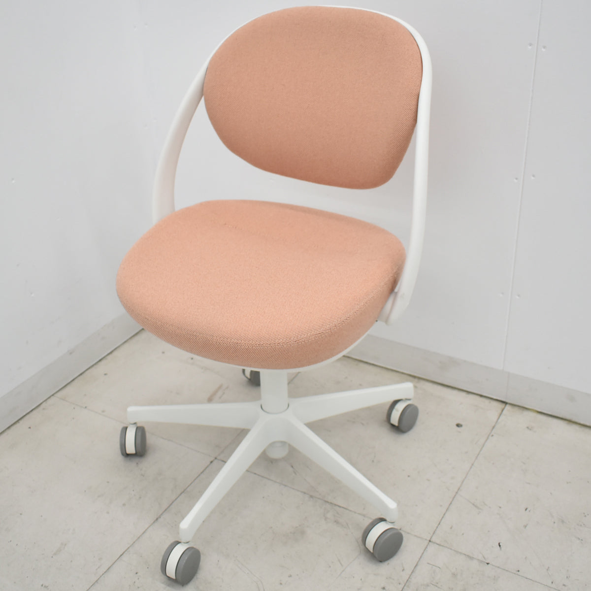 【中古】オカムラ　パラベル　スタンダード　ナイロンキャスター　2023年製　ペールピンク　2026031905【中古オフィス家具】