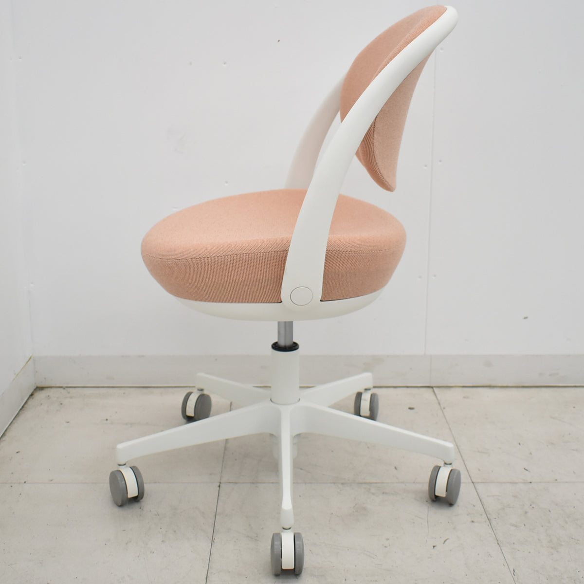 【中古】オカムラ　パラベル　スタンダード　ナイロンキャスター　2023年製　ペールピンク　2026031905【中古オフィス家具】
