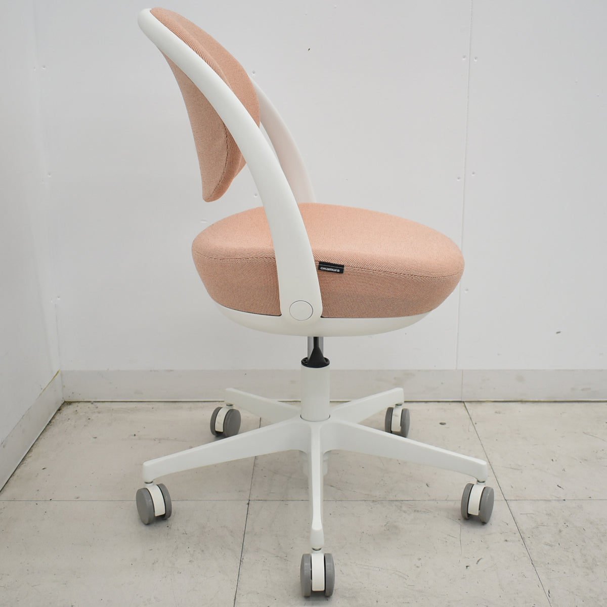 【中古】オカムラ　パラベル　スタンダード　ナイロンキャスター　2023年製　ペールピンク　2026031905【中古オフィス家具】