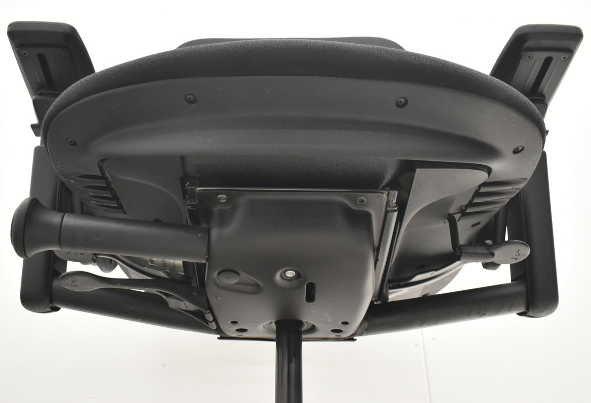 【中古】スチールケース　リープＶ２　APモデル　可動肘　ランバーサポート　肘パッド新型　ブラック　2026032302【中古オフィス家具】