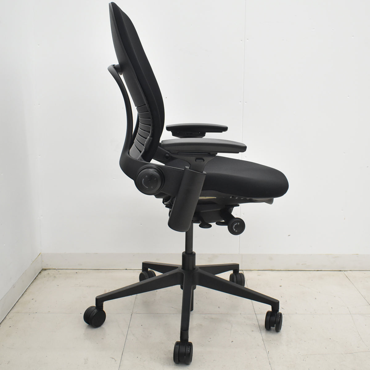 【中古】スチールケース　リープＶ２　APモデル　可動肘　ランバーサポート　肘パッド新型　ブラック　2026032302【中古オフィス家具】
