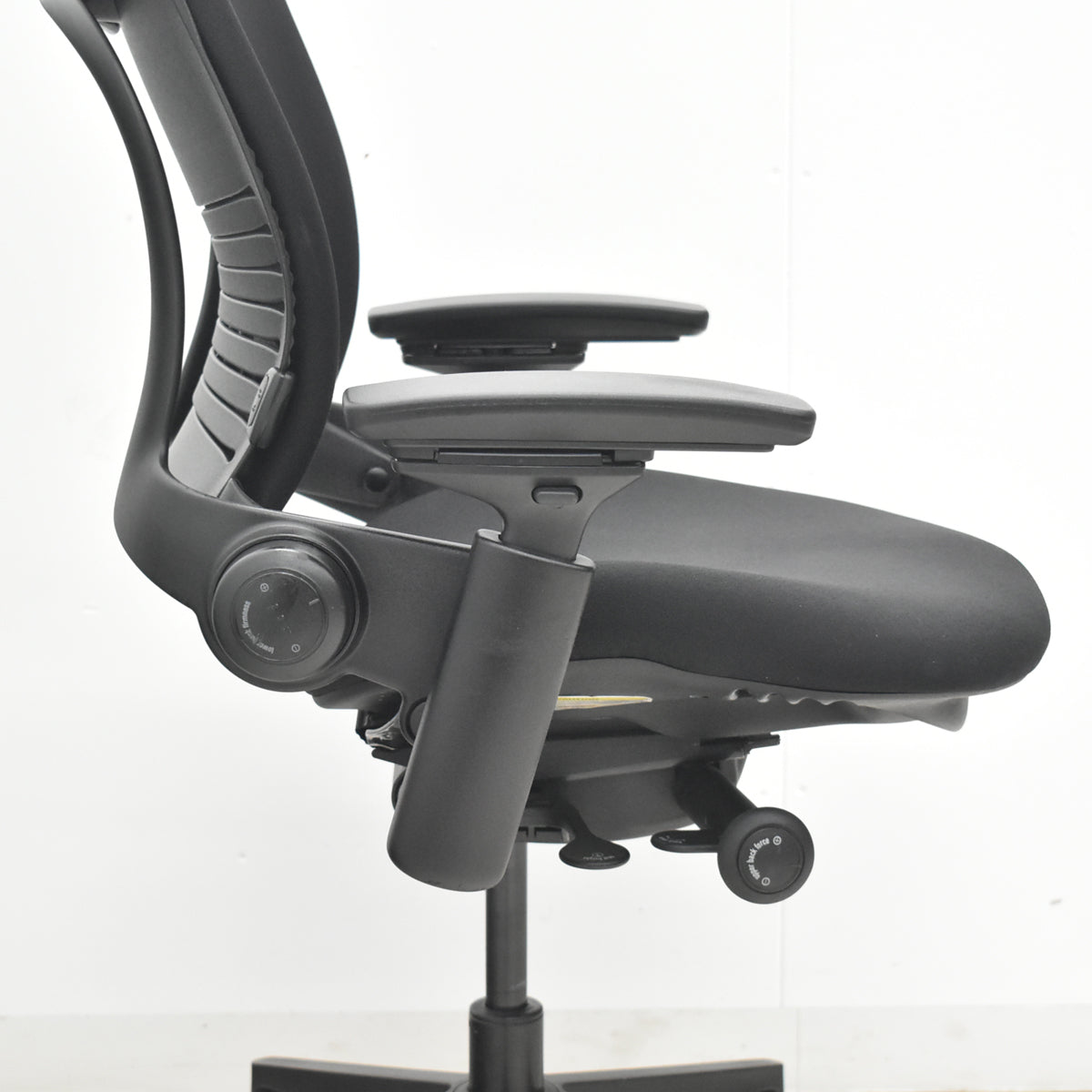 【中古】スチールケース　リープＶ２　APモデル　可動肘　ランバーサポート　肘パッド新型　ブラック　2026032302【中古オフィス家具】