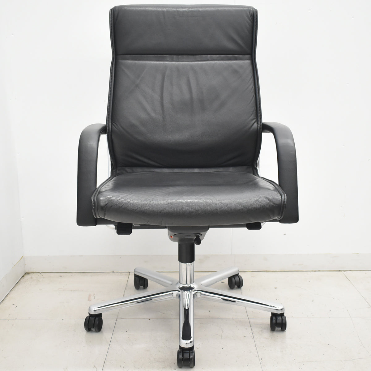 【中古】ウィルクハーン　FSライン　ハイバック　固定肘　革張り　ブラック　2026032303【中古オフィス家具】