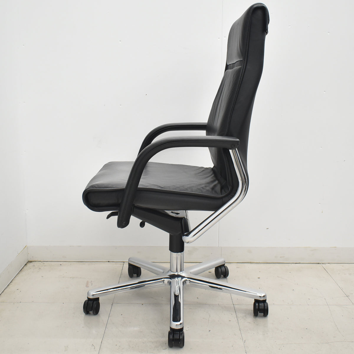 【中古】ウィルクハーン　FSライン　ハイバック　固定肘　革張り　ブラック　2026032303【中古オフィス家具】