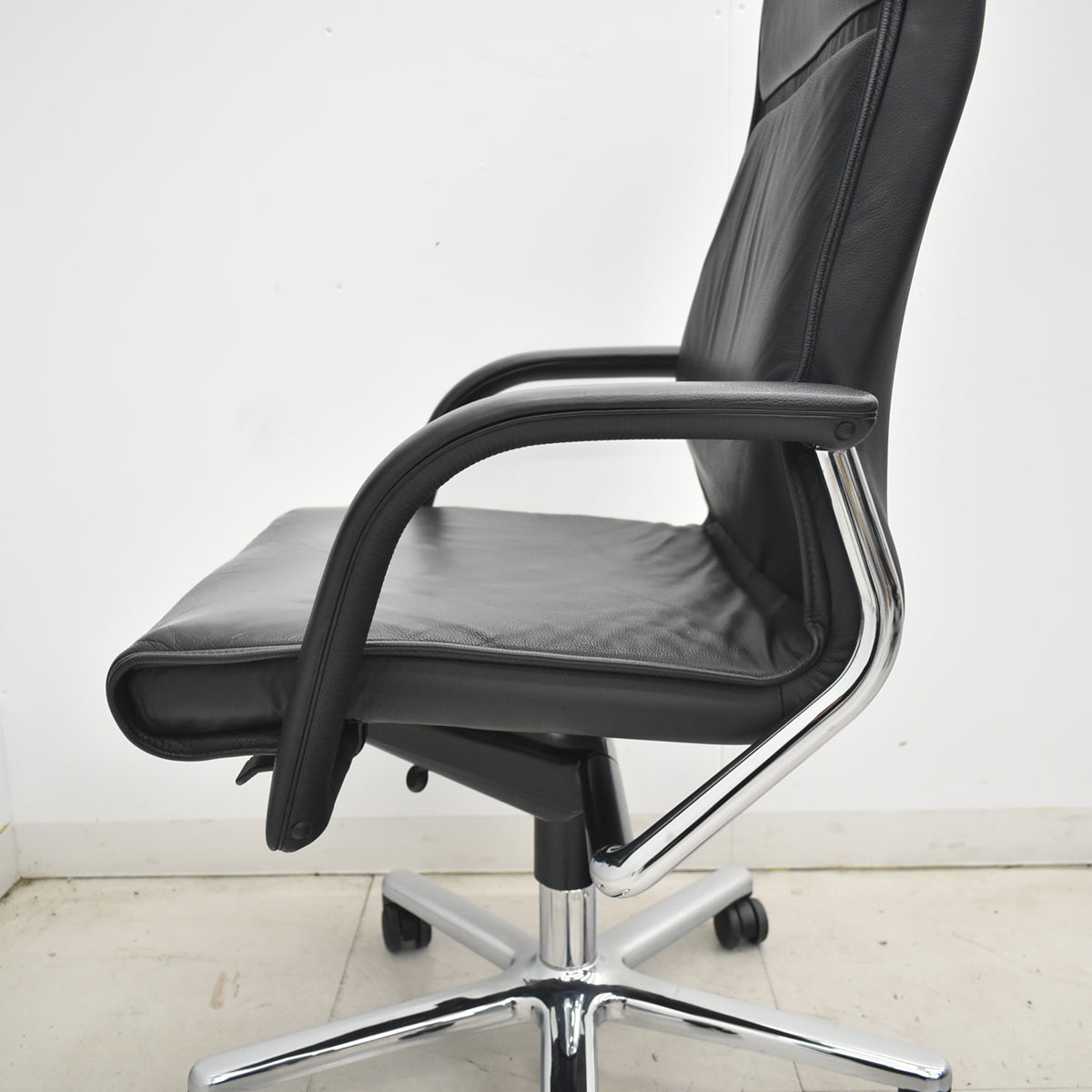 【中古】ウィルクハーン　FSライン　ハイバック　固定肘　革張り　ブラック　2026032303【中古オフィス家具】