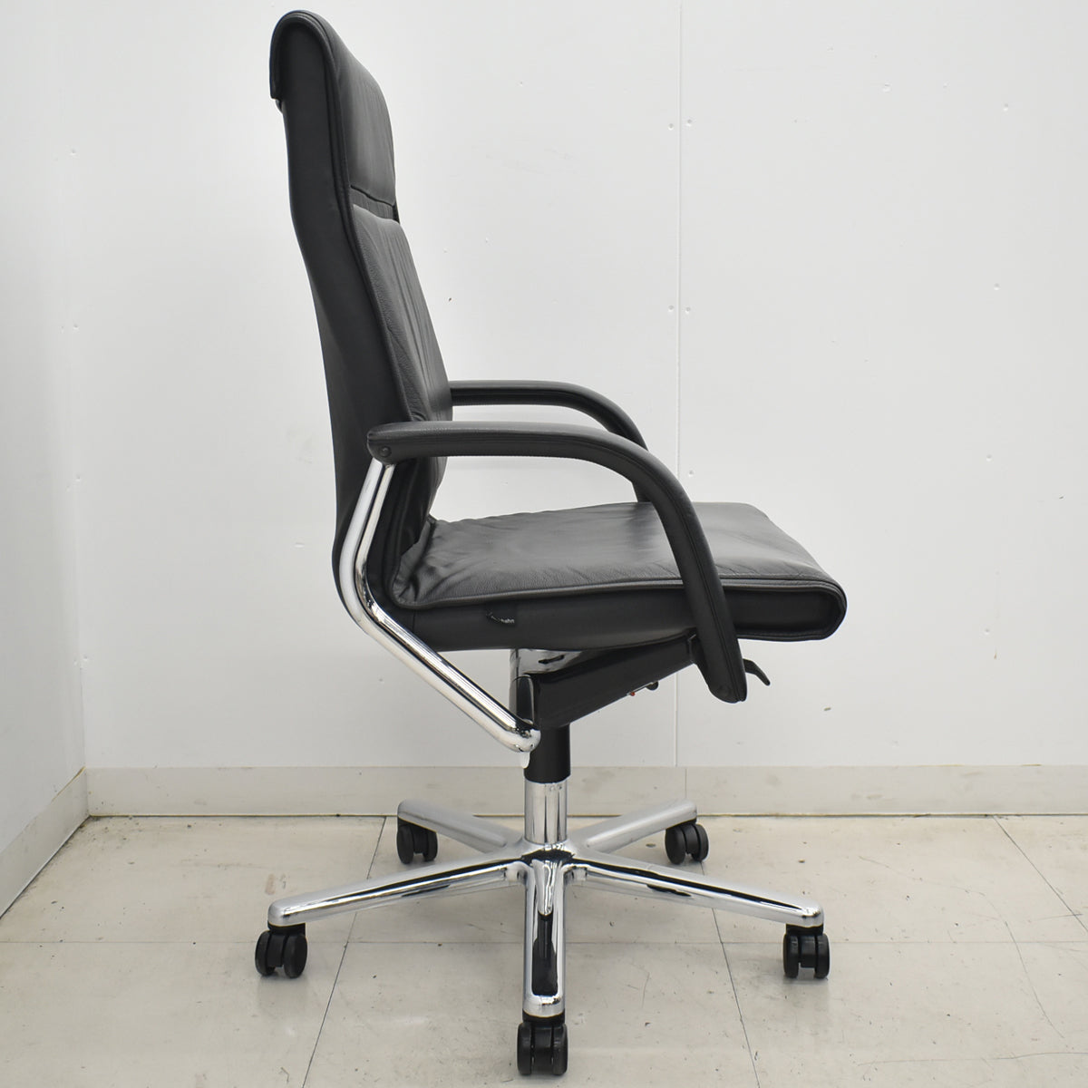 【中古】ウィルクハーン　FSライン　ハイバック　固定肘　革張り　ブラック　2026032303【中古オフィス家具】