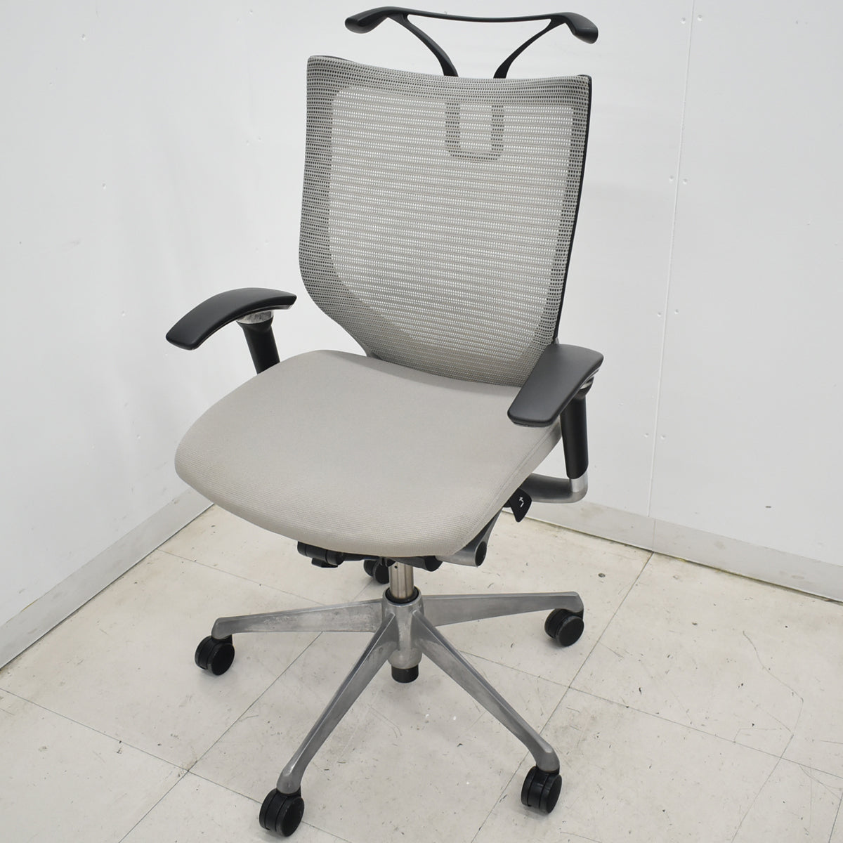【中古】[難有]オカムラ　バロン　ローバック　可動肘　ポリッシュ　ハンガー　グレー　2026032306【中古オフィス家具】