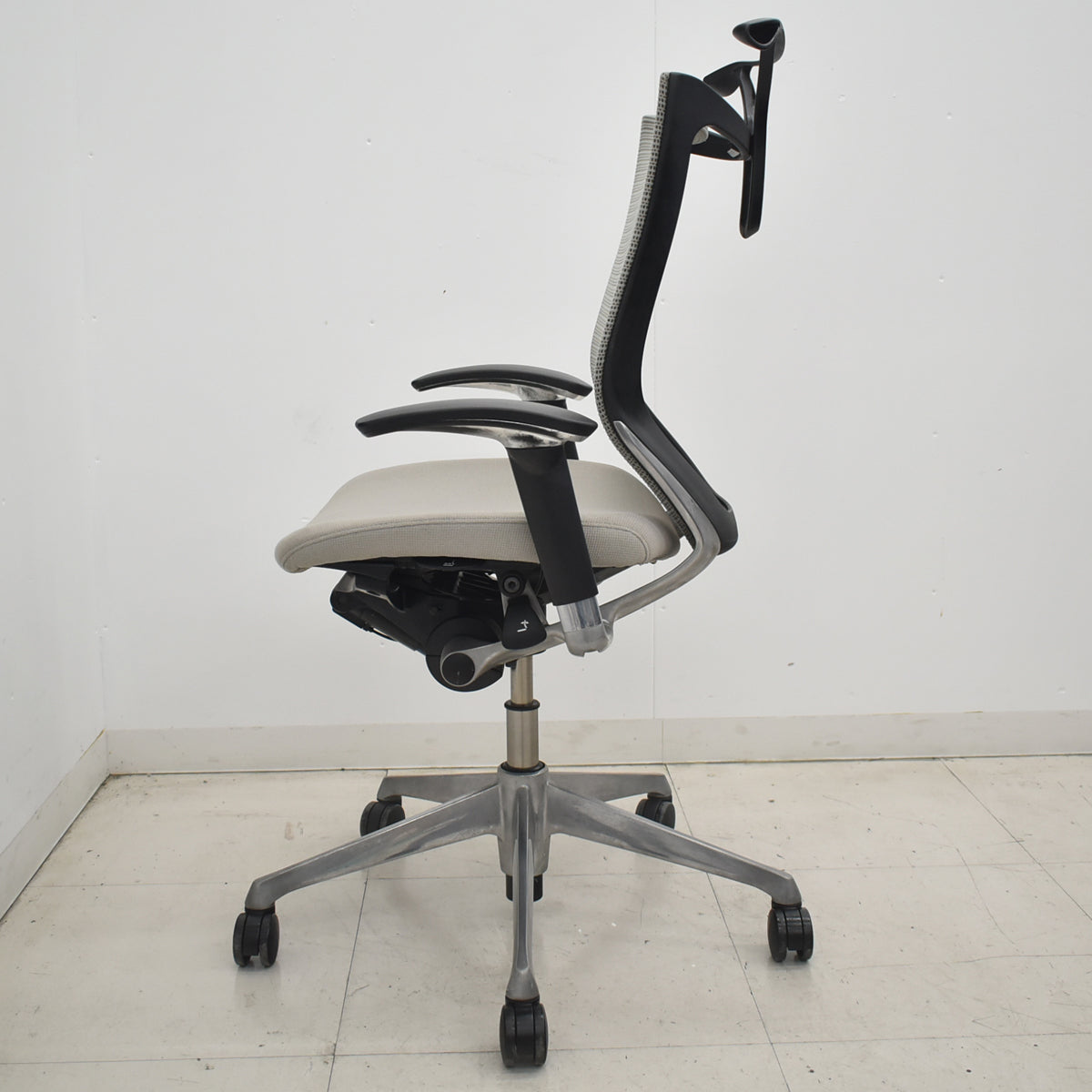 【中古】[難有]オカムラ　バロン　ローバック　可動肘　ポリッシュ　ハンガー　グレー　2026032306【中古オフィス家具】