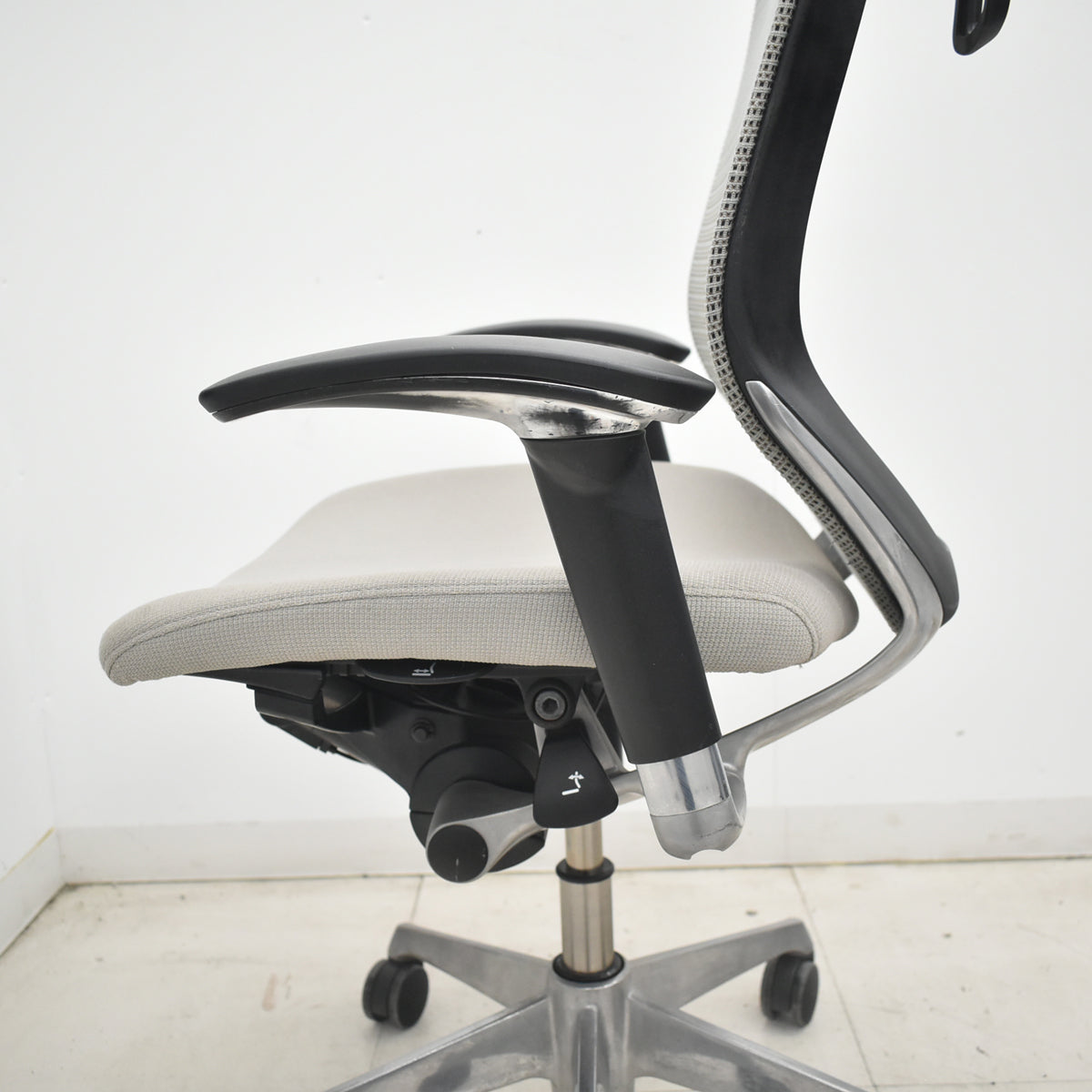 【中古】[難有]オカムラ　バロン　ローバック　可動肘　ポリッシュ　ハンガー　グレー　2026032306【中古オフィス家具】