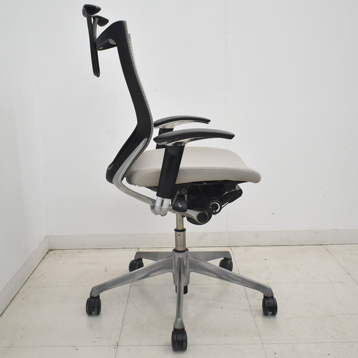 【中古】[難有]オカムラ　バロン　ローバック　可動肘　ポリッシュ　ハンガー　グレー　2026032306【中古オフィス家具】