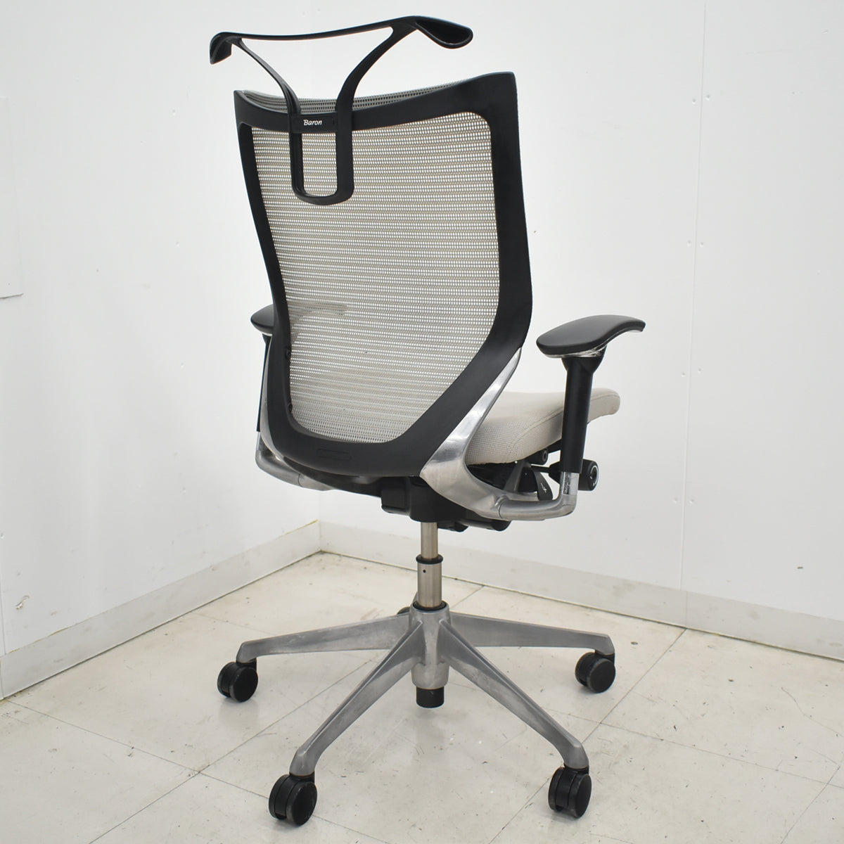 【中古】[難有]オカムラ　バロン　ローバック　可動肘　ポリッシュ　ハンガー　グレー　2026032306【中古オフィス家具】