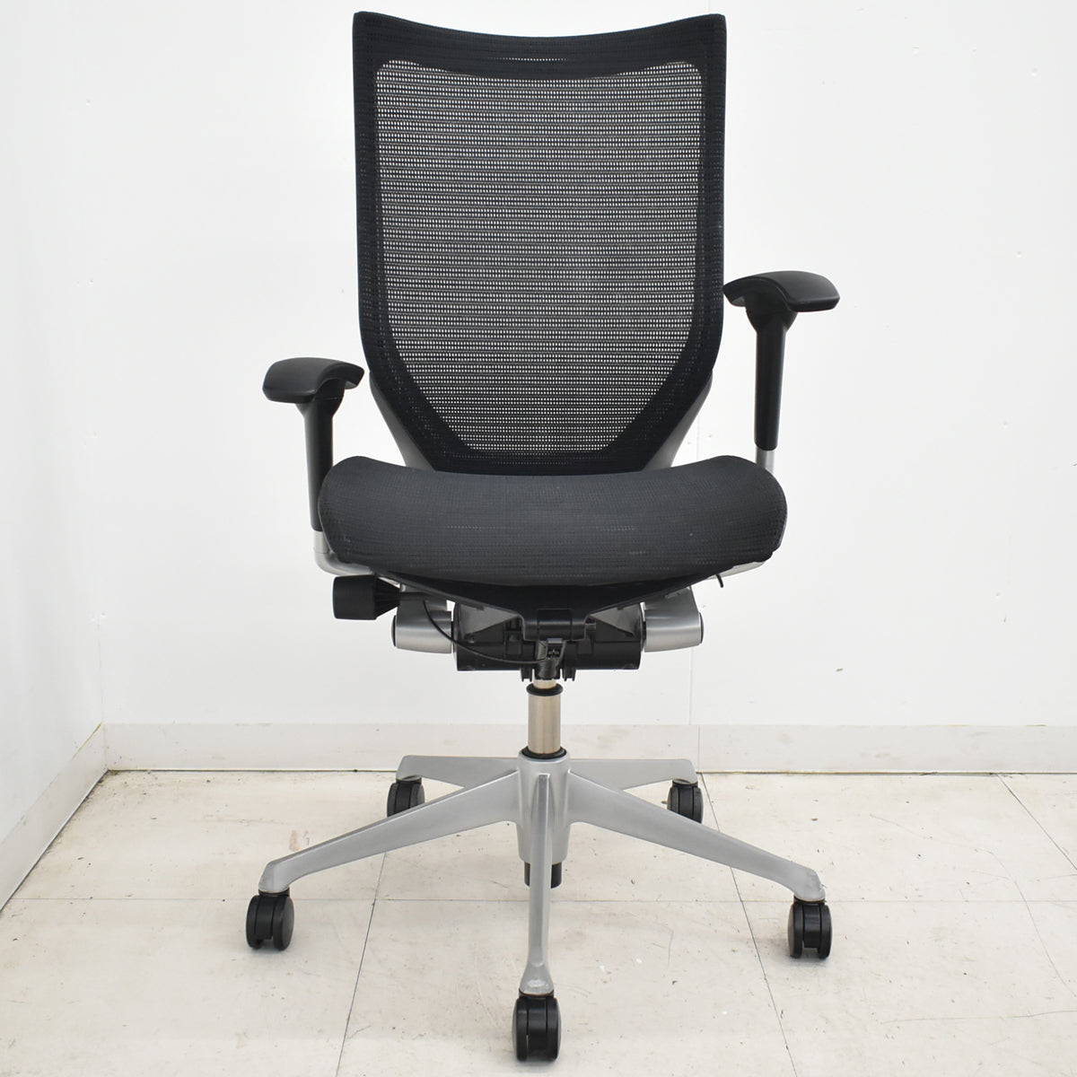 【中古】オカムラ　バロン　ハイバック　可動肘　シルバー脚　ブラック　2026032401【中古オフィス家具】