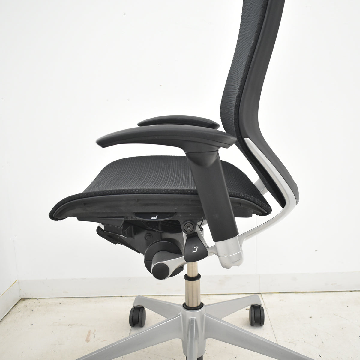 【中古】オカムラ　バロン　ハイバック　可動肘　シルバー脚　ブラック　2026032401【中古オフィス家具】