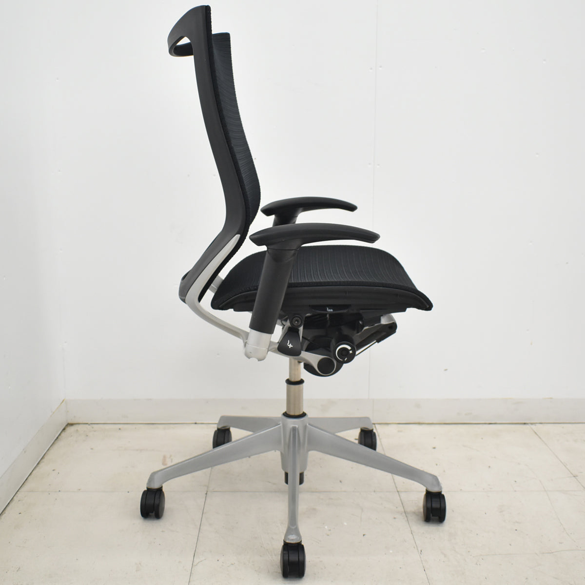 【中古】オカムラ　バロン　ハイバック　可動肘　シルバー脚　ブラック　2026032401【中古オフィス家具】