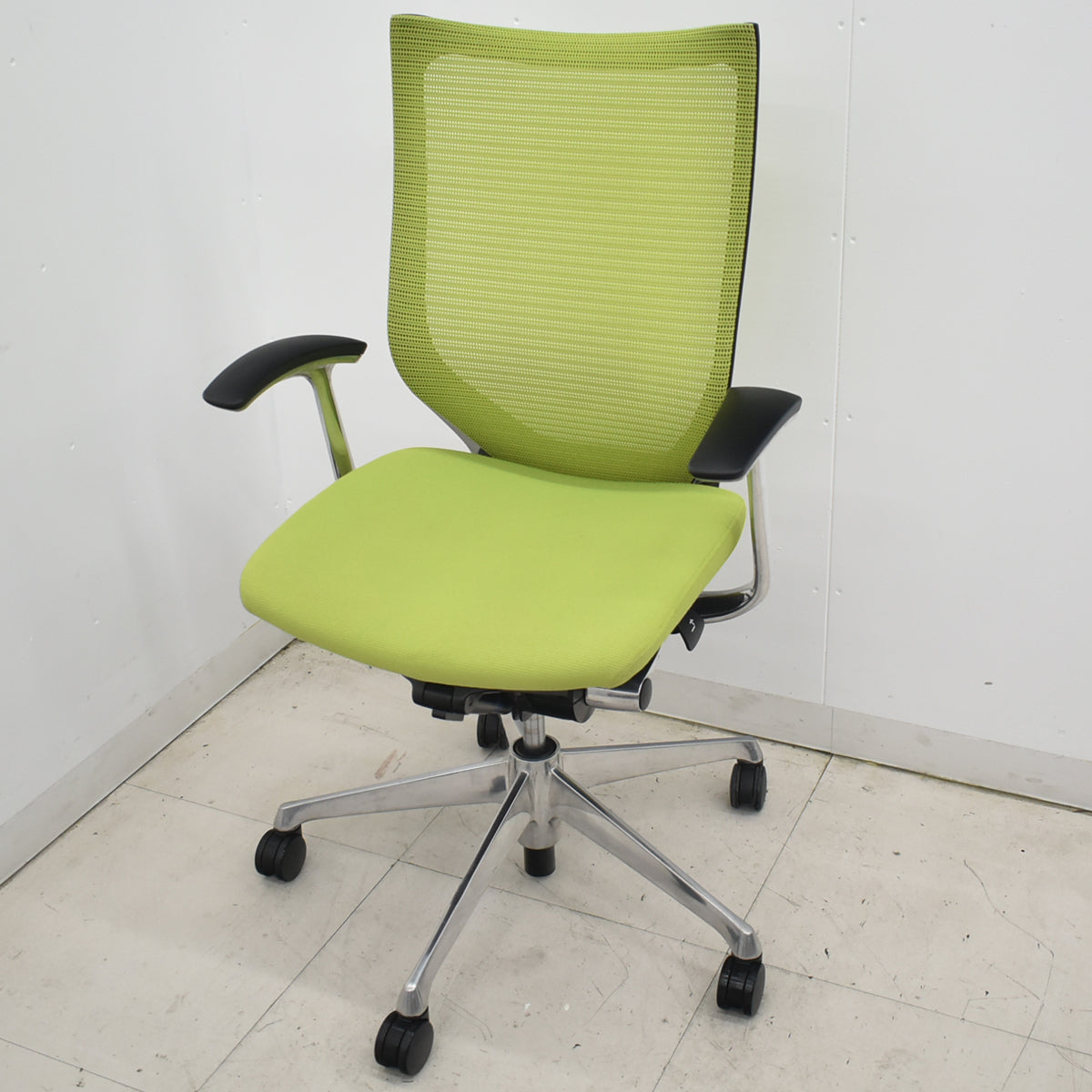 【中古】オカムラ　バロン　ハイバック　固定肘　ポリッシュ　肘パッド新品　ライムグリーン　2026032402【中古オフィス家具】
