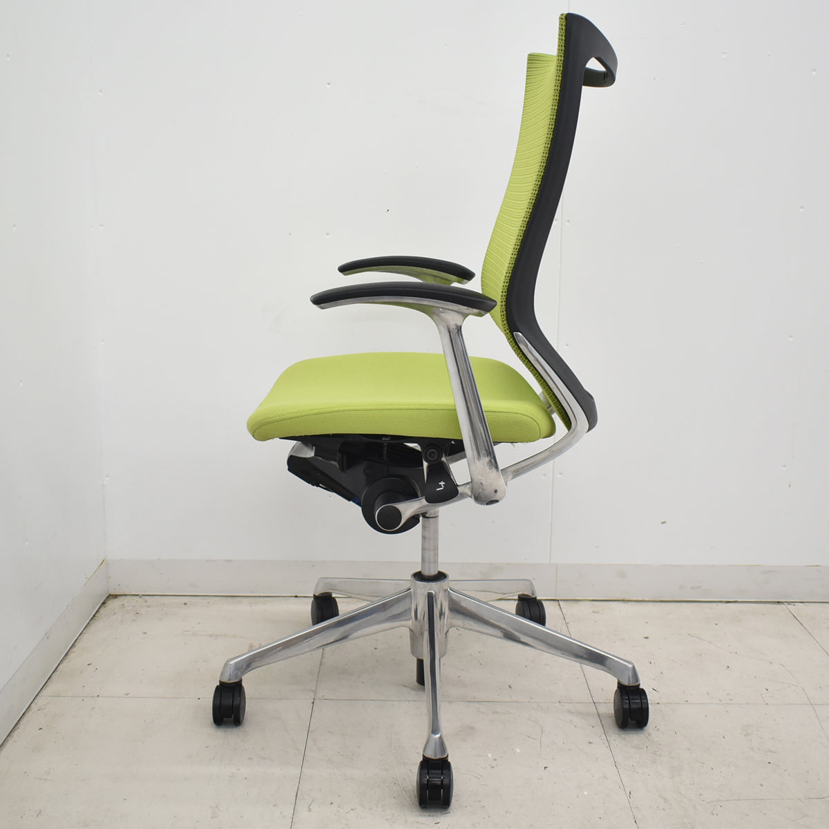 【中古】オカムラ　バロン　ハイバック　固定肘　ポリッシュ　肘パッド新品　ライムグリーン　2026032402【中古オフィス家具】
