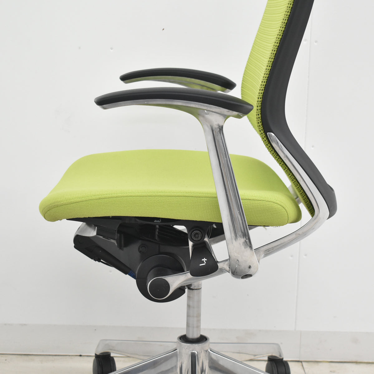 【中古】オカムラ　バロン　ハイバック　固定肘　ポリッシュ　肘パッド新品　ライムグリーン　2026032402【中古オフィス家具】